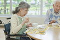 介護施設で食事をするシニア女性