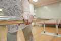 リハビリ施設で歩行訓練をするシニア女性