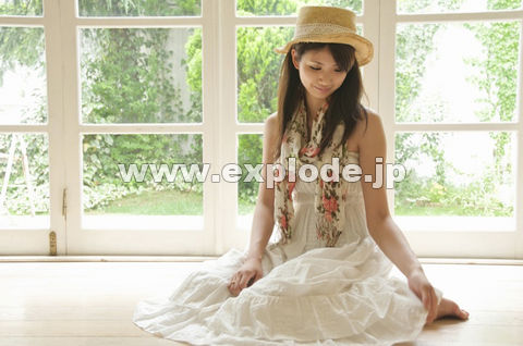 床に座り少しうつむいた帽子をかぶった若い女性 Ic Jpg 写真素材