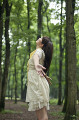 林の中で深呼吸をする若い女性