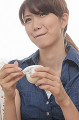 プリンを食べる若い女性
