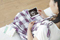 胎児のエコー写真を見る妊婦