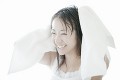 タオルで髪の毛を拭く若い女性