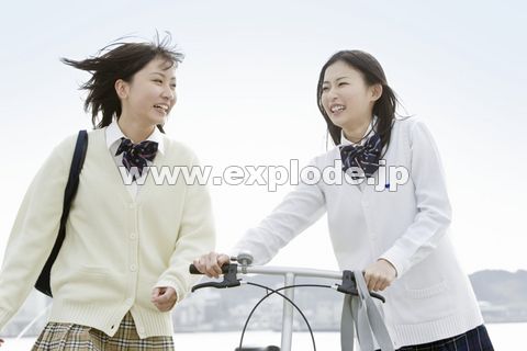 笑顔で会話をしながら通学する女子高校生 Ic0070 Jpg 写真素材