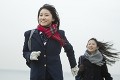 海辺を走る2人の女子高校生