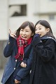 指を指して喜ぶ女子高校生