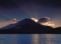 精進湖と富士山