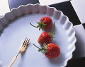 白い皿の上のイチゴとフォーク