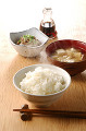 湯気のたつご飯と味噌汁と納豆
