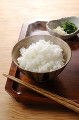 湯気のたつご飯と漬物