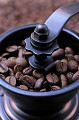 コーヒーミルの中のコーヒー豆