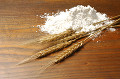 小麦の穂と小麦粉