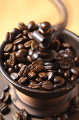 コーヒー豆とミル