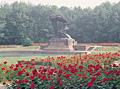 ワジェンキ公園のショパン銅像