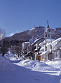 冬の大三坂と元町カトリック教会と函館山