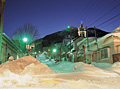 冬の大三坂と元町カトリック教会と函館山の夜景