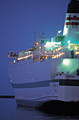 夜の小樽港に停泊する船