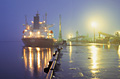 夜の小樽港に停泊する船