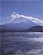 富士山と本栖湖（山梨県身延町）