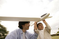 飛行機模型で遊ぶ親子