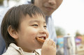 お菓子を食べる子供