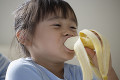 バナナを食べる女の子