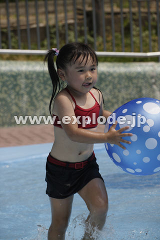 プールで遊ぶ女の子 Iwf006 019 Jpg 写真素材