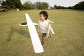 飛行機模型で遊ぶ男の子