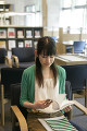 図書館で本を読んでいる女性