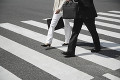 横断歩道を歩くビジネスマンとビジネスウーマン