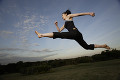 ジャンプをする日本人女性