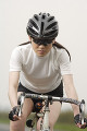 自転車に乗る日本人女性