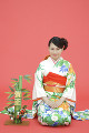 着物を着て正座をする女性