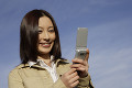 携帯電話を見る日本人女性