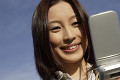 携帯電話を見る日本人女性