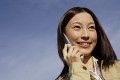 携帯電話で話す日本人女性