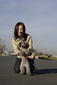 犬と20代日本人女性