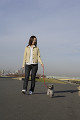 犬と散歩をする日本人女性