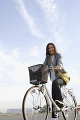 自転車に乗っている日本人女性