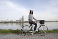 自転車に乗っている日本人女性