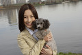 犬を抱いている日本人女性