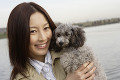 犬を抱いている日本人女性