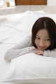 ベッドに横になる日本人女性