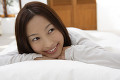 ベッドに横になる日本人女性