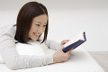 ベッドで横になりながら読書をする日本人女性