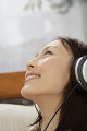 音楽を聴いている日本人女性