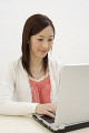 ノートパソコンに向かう日本人女性