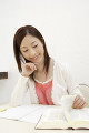 勉強をしている日本人女性