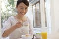 シリアルを食べている日本人女性