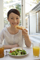 食事をしている日本人女性